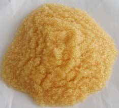 軟化樹脂是專用于軟化硬水的一種專用樹脂，通過離子交換技術(shù)，使水的硬度小于50 mg/L(CaCO3)。離子交換是一種特殊的動(dòng)態(tài)吸附過程，一般是由不溶于水的離子交換劑在電解質(zhì)溶液中進(jìn)行，這種離子交換劑即為離子交換樹脂。